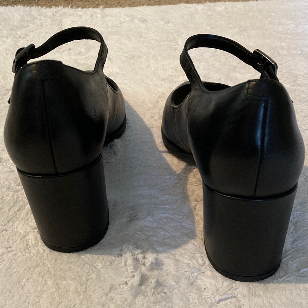 Like New! Clarks Black Mary Jane Block Heels with Strap. Size 8. - Picture 3 of 8